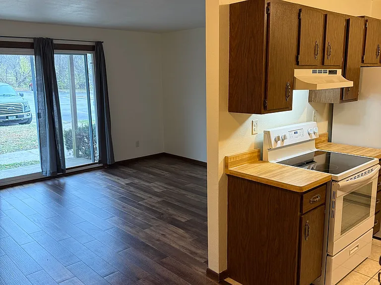 Immaculate Updated 1 Bedroom with 1 Bath — Photo 1