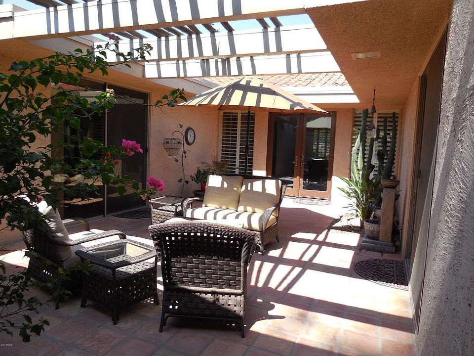 Tiled Courtyard entrance with fountain.