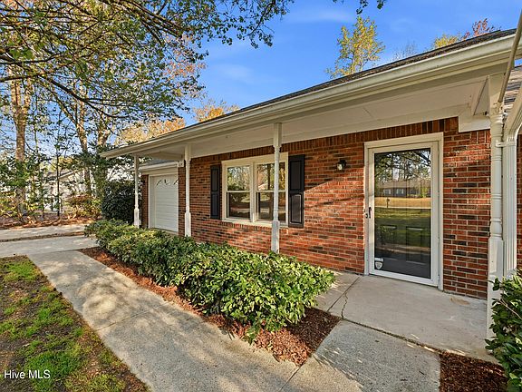 3rd image of 3221 Hemlock Road