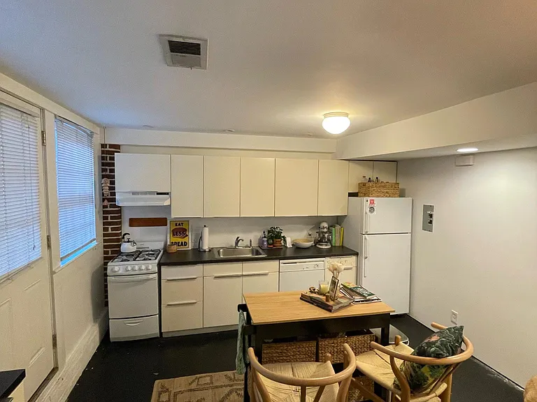 982 N Highland Ave NE #2 — Photo 5