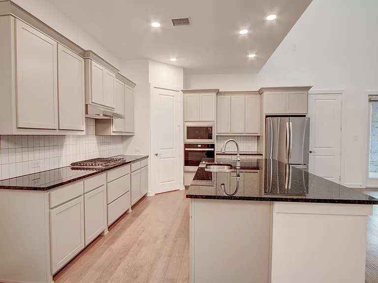 724 Kendall Ln — Photo 18