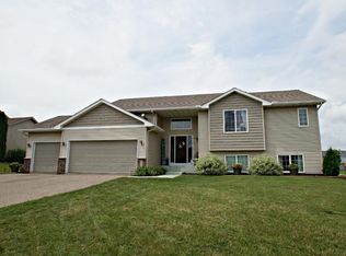 820 Lindsey Ln, Belle Plaine, MN 56011