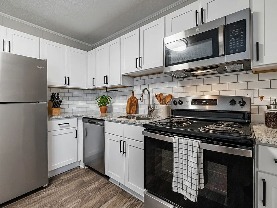 Newly Renovated 2 bed 1 bath-Villas at North Point and South Point Apartments