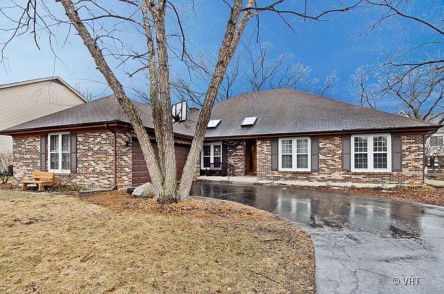 1st image of 979 Huntleigh Dr
