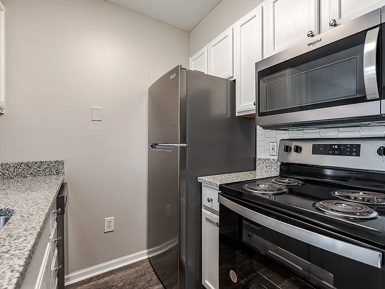 Eastpointe Lakes Apartments and Townhomes — Photo 1