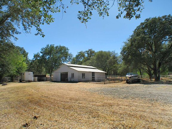 4 Stall Horse Facility
