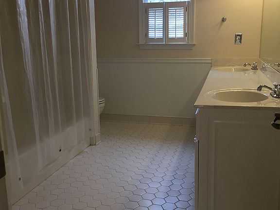5th image of 3807 Upland Dr