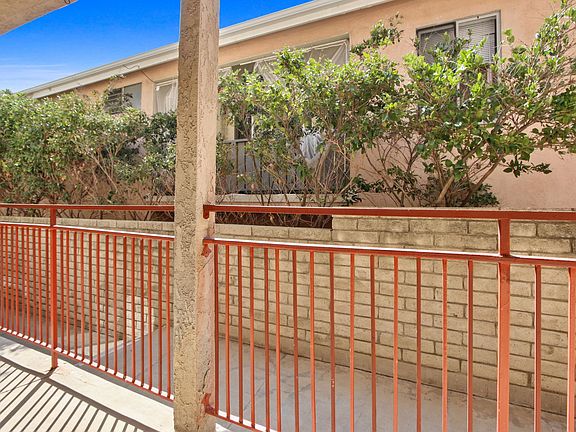5th image of 2927 Arizona Ave APT 2