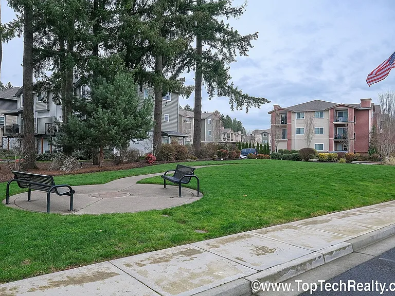 477 NW Edgeway Dr — Photo 20
