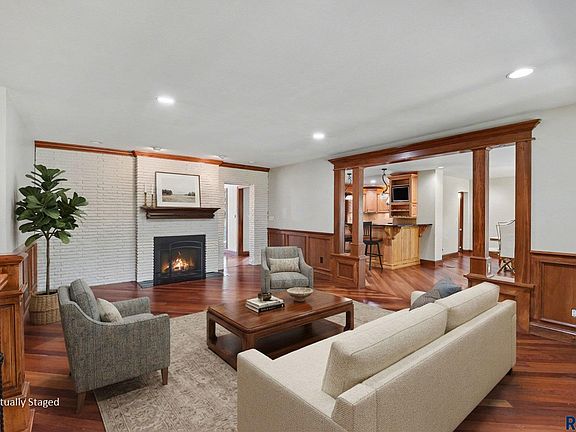 3rd image of 301 E 32nd St