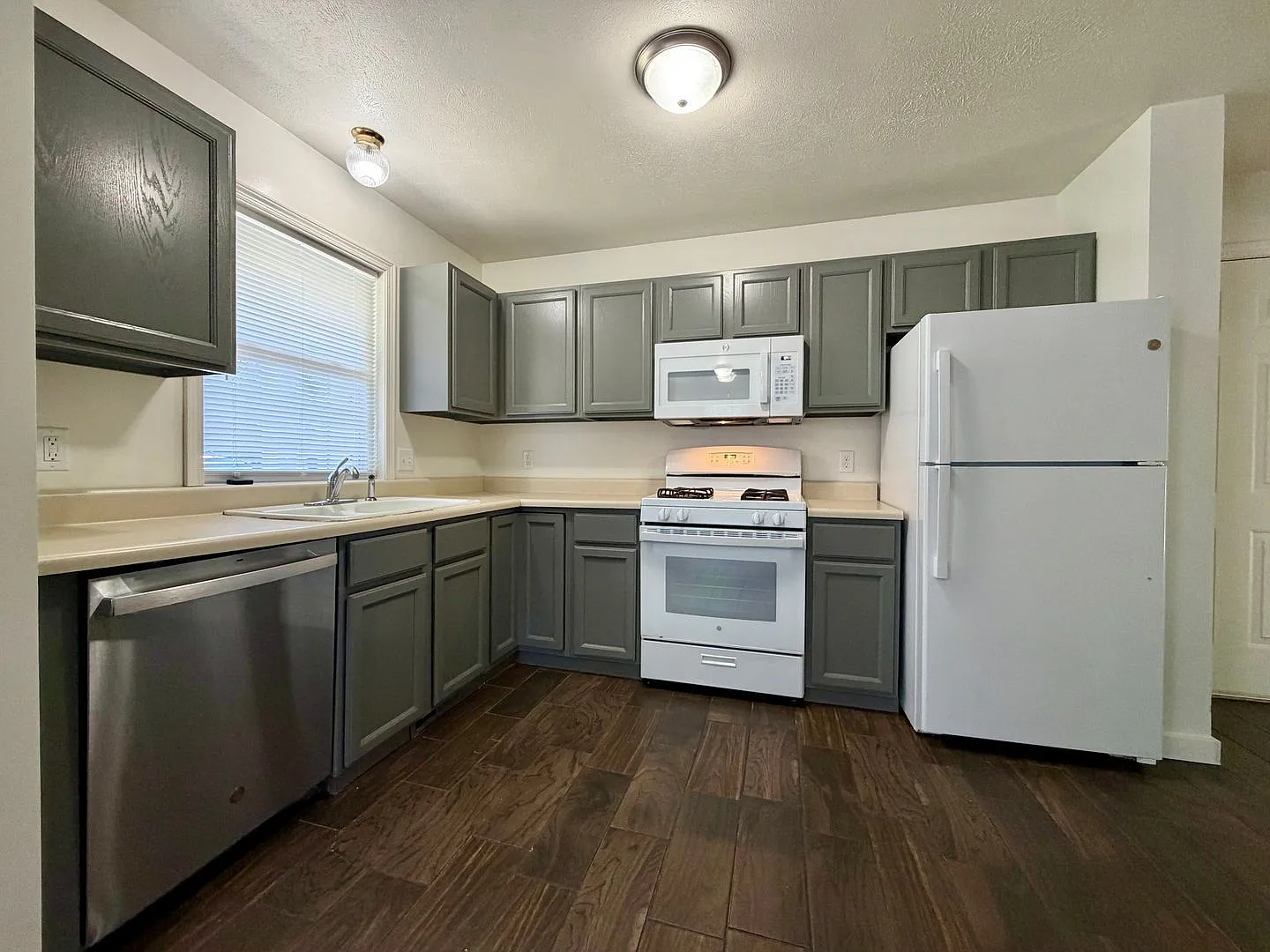 4 bed, 2.5 bath, $2,295 — Photo 4