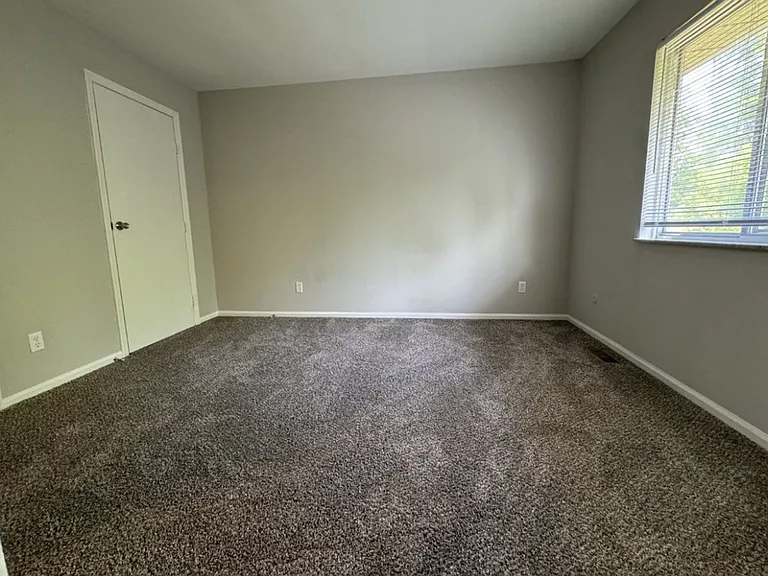 Silver Rock Avenue Apartments — Photo 25