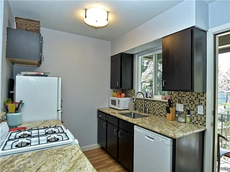 1513 Travis Heights Blvd — Photo 7