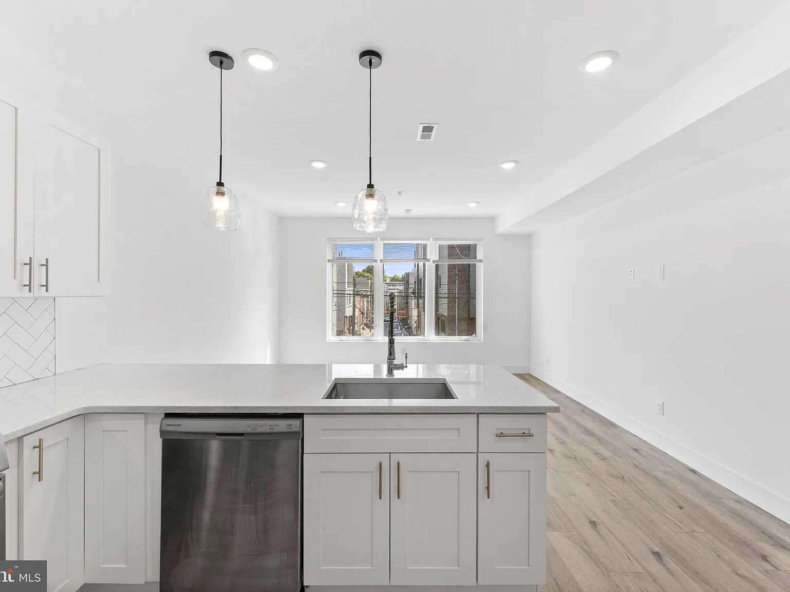 2 bed, 2.0 bath, 1000 sqft, $1,595 — Photo 4