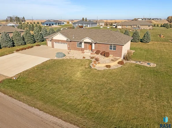 1698 Mustang Pass, Larchwood, IA 51241