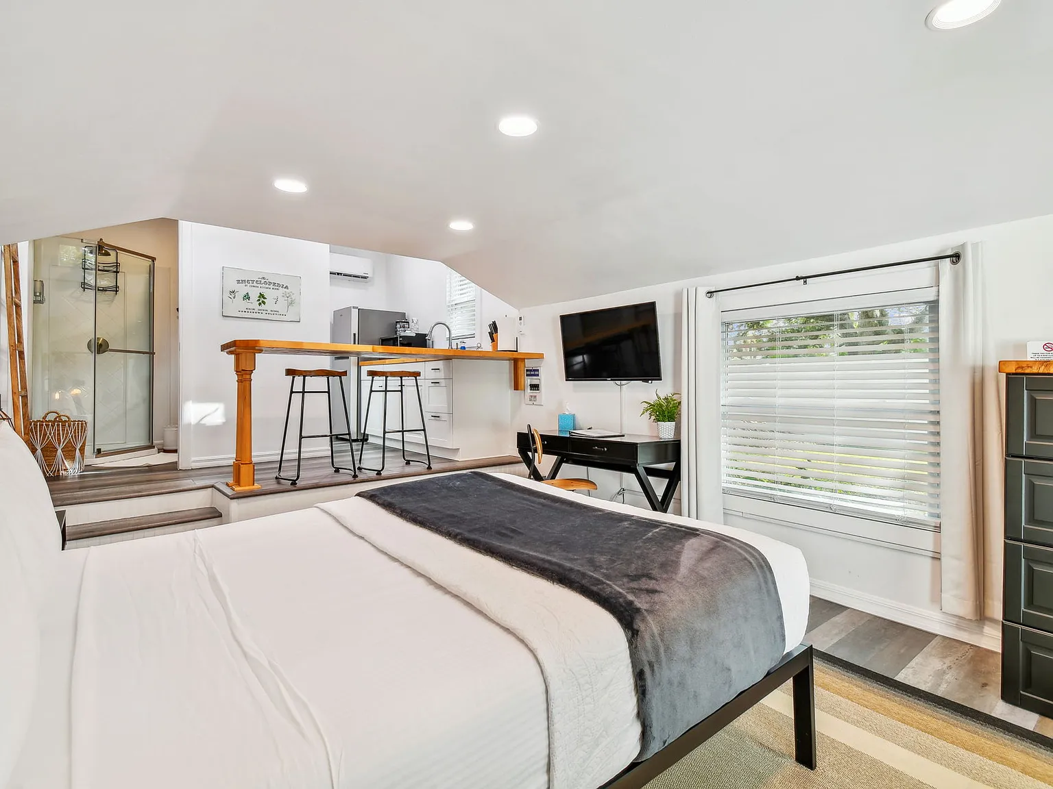 Studio, 350 sqft, $1,400 — Photo 4