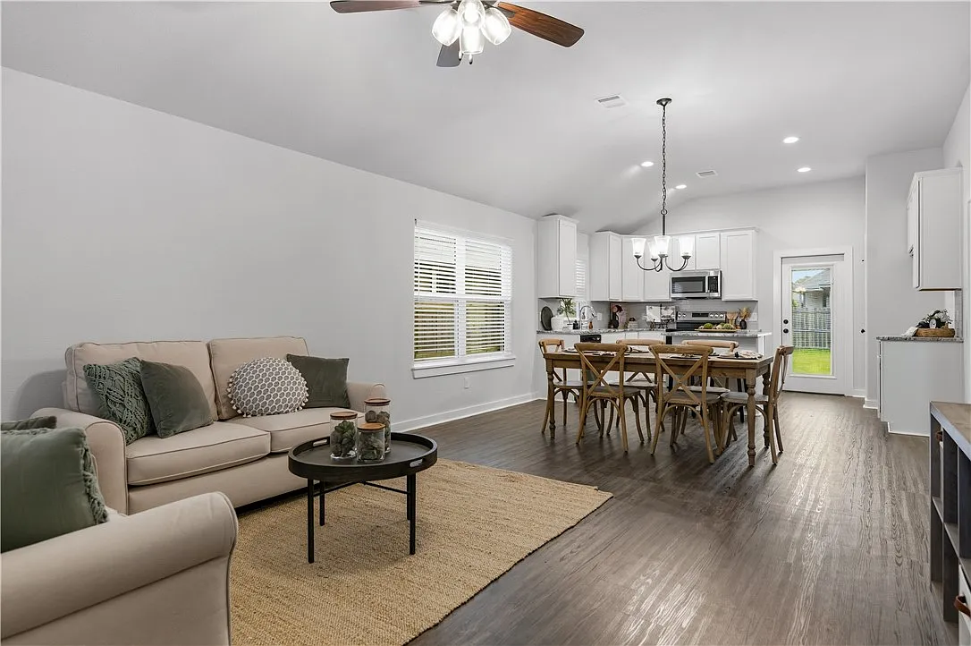 3 bed, 1235 sqft, $1,895 — Photo 4