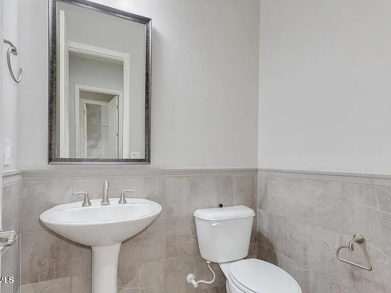 4390 Noble Dr — Photo 10
