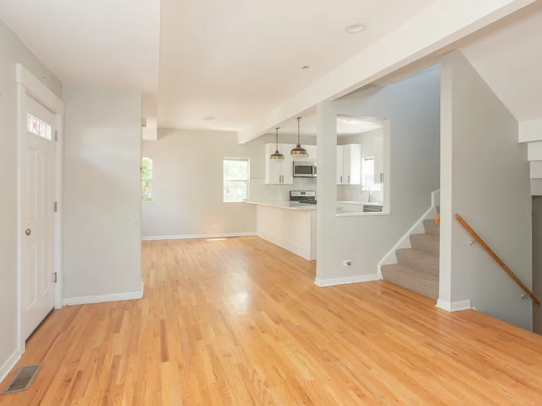 1901 W George St #COACH HOUSE — Photo 5