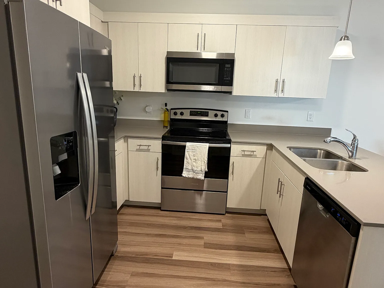 3 bed, 1272 sqft, $1,950 — Photo 3