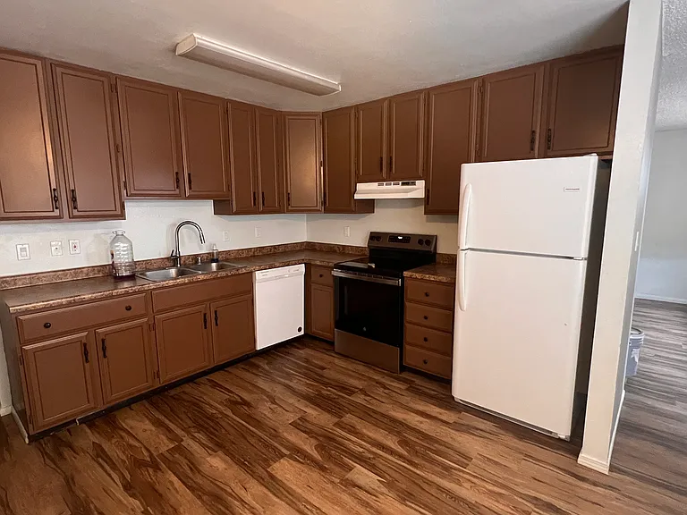 3421 Box Canyon Ave — Photo 3