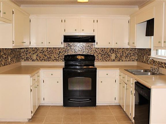 3rd image of 12 Cottonwood Ct