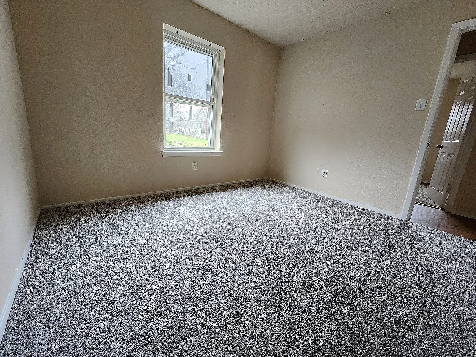 3 bed, 900 sqft, $1,400 — Photo 4