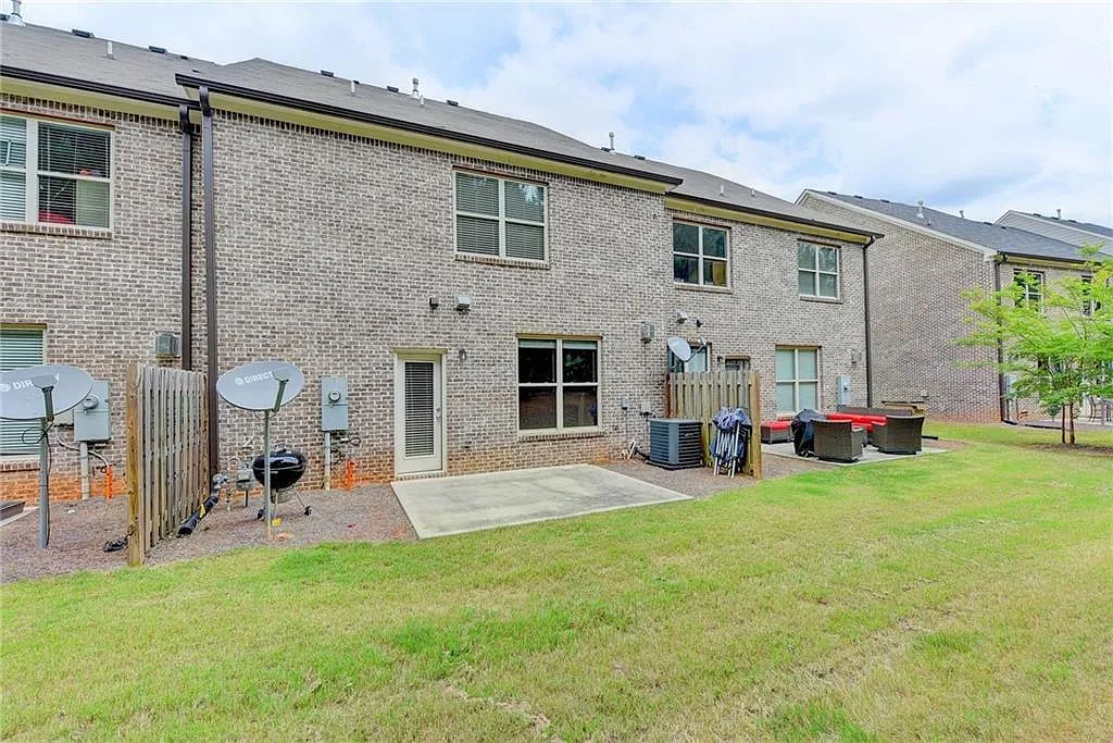3 bed, 2.5 bath, 2100 sqft, $2,500 — Photo 3