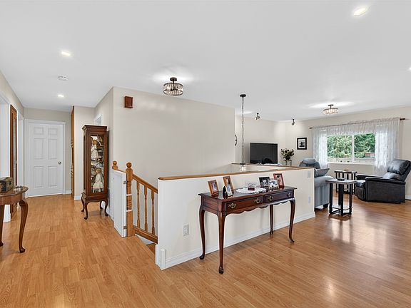 5th image of 532 Crestview Rd