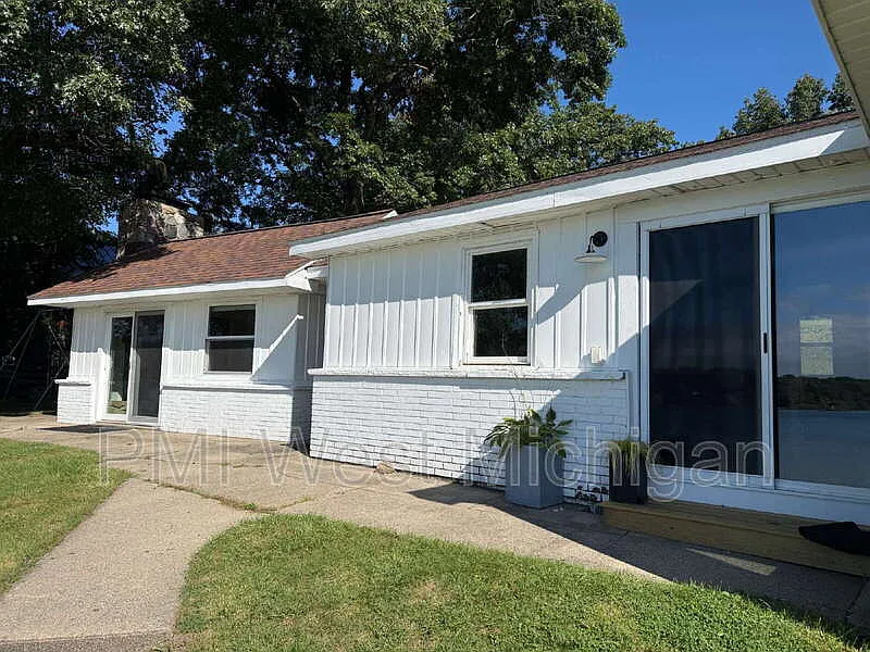 3 bed, 1.0 bath, 1064 sqft, $2,500 — Photo 3