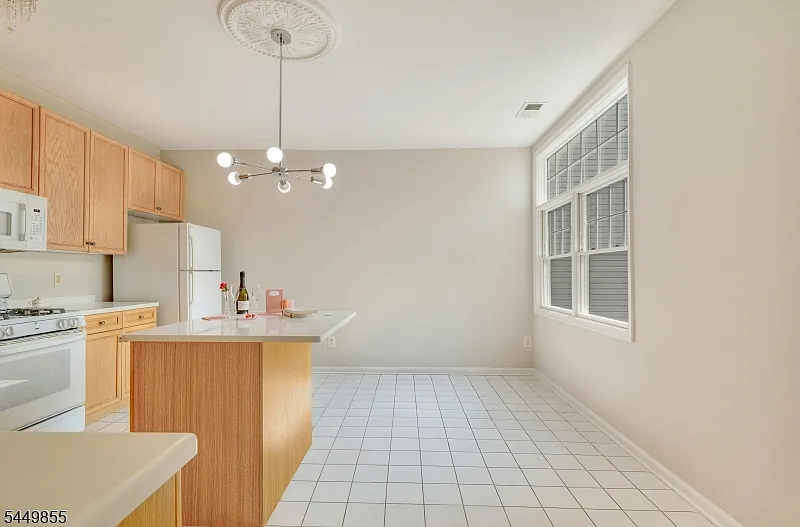 3 bed, 2.5 bath, 2466 sqft, $4,650 — Photo 3