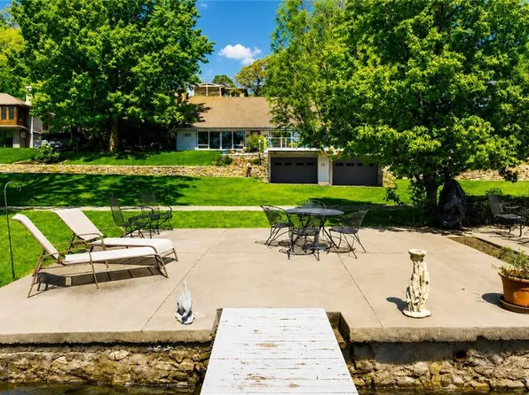 128 Lakeshore Dr W, Lenexa, KS 66217