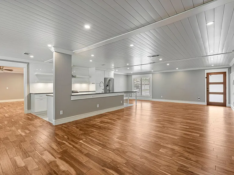 2607 N Shields Dr — Photo 5