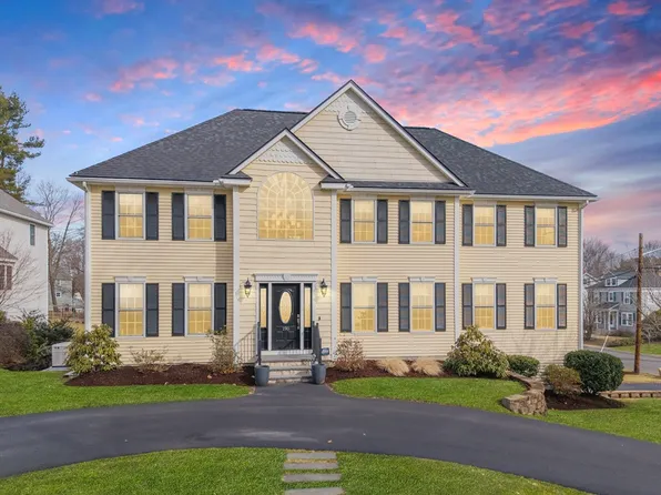 190 Mansur St, Lowell, MA 01852