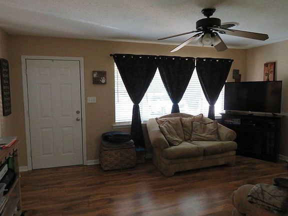 3rd image of 703 Smythe St