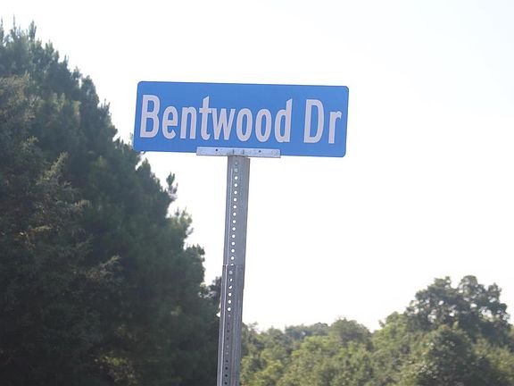 5th image of 10 Bentwood Dr