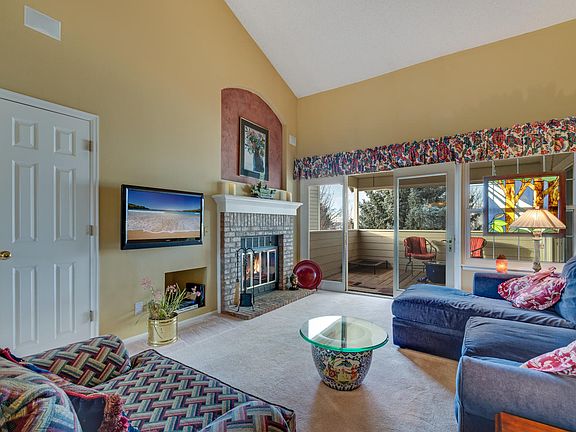 Living room w/firpalce