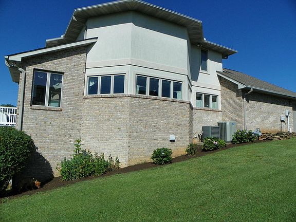 3rd image of 304 Black Oak Ln