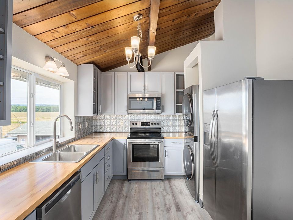 Enjoy the beautiful modern touches in this remodeled kitchen with stainless steel appliances!