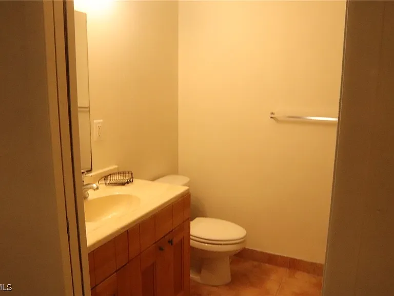 320 Harry Ave S — Photo 12