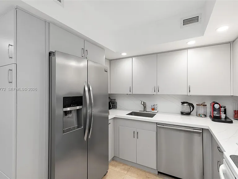 5600 Collins Ave #14R — Photo 11