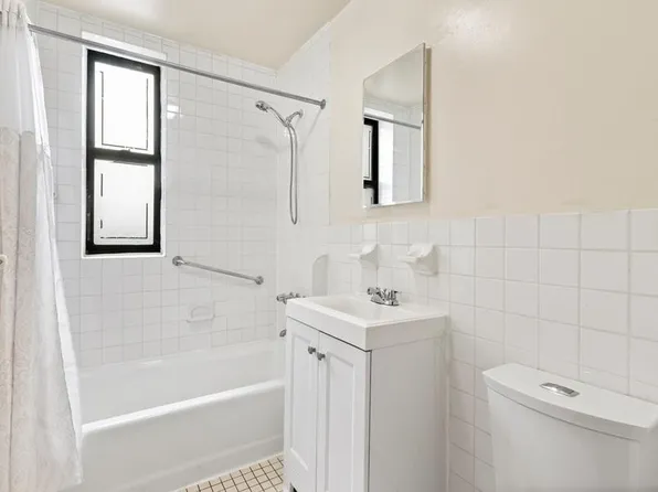 2440 Amsterdam Avenue 3B image 3 of 6