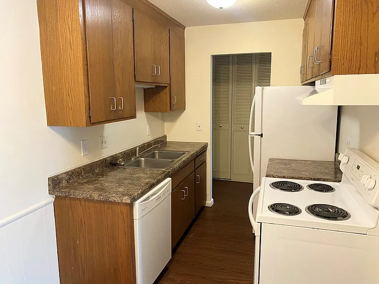 Apache Manor Apartments — Photo 44