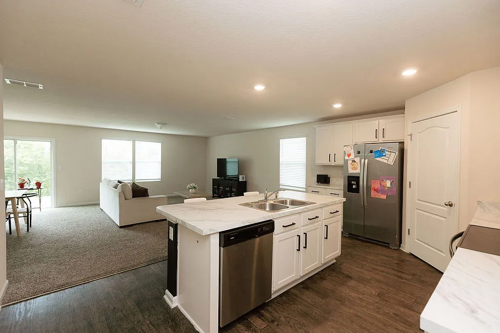 4 bed, 2.0 bath, 1876 sqft, $2,075 — Photo 3