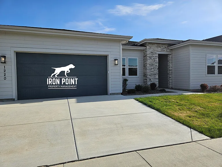 1220 W Grassland St — Photo 3