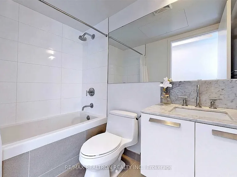42 Charles St E #3902 — Photo 11