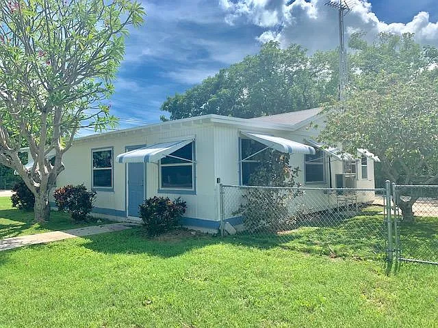 579 E Beach Rd — Photo 1