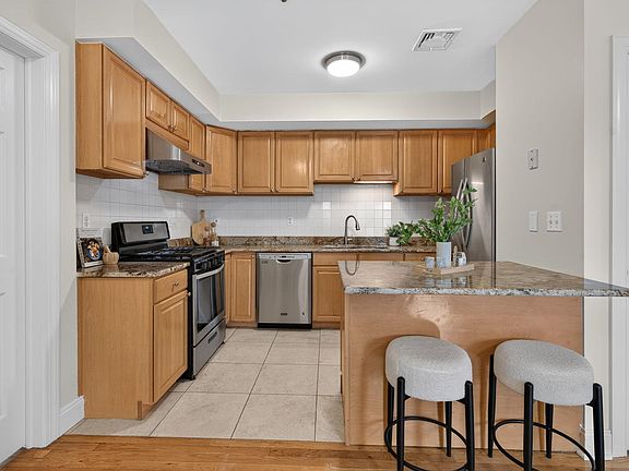 4th image of 215 Grand St APT 2R