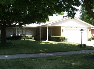 1015 N Sycamore Ln, Mount Prospect, IL