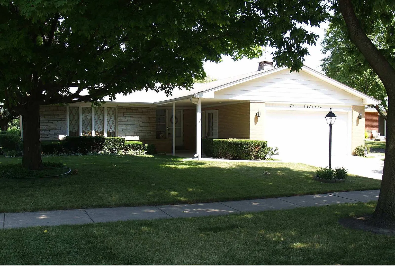 1015 N Sycamore Ln photo 1